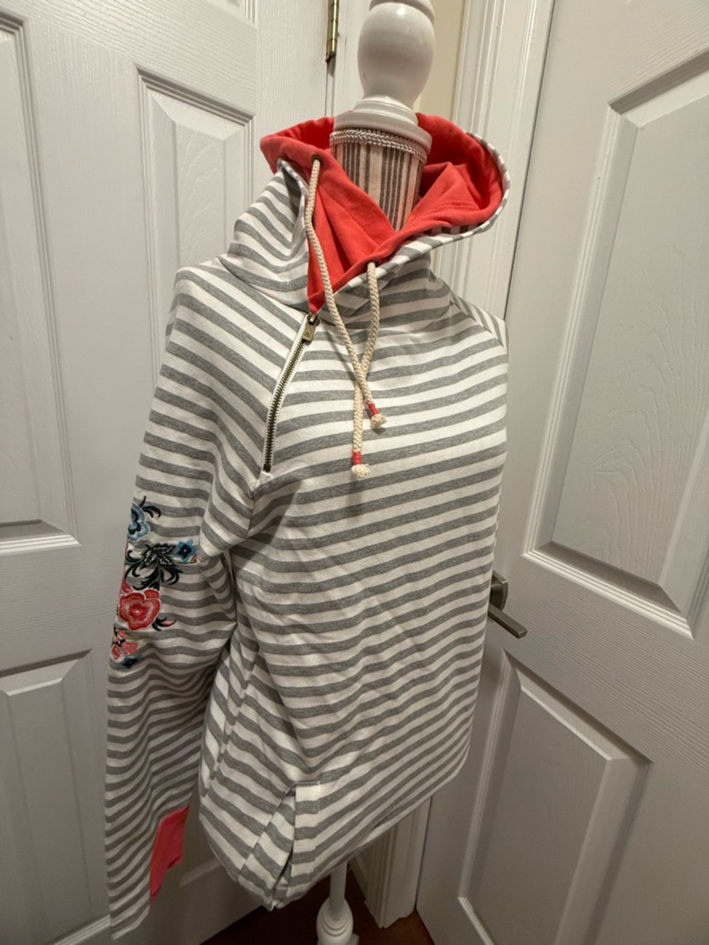 Ampersand Avenue Striped Gray & White Hoodie Floral Designs Large NWT